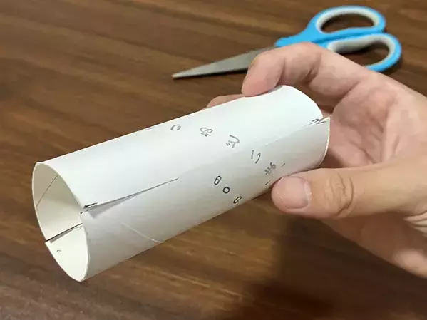 トイレットペーパーの芯に輪ゴムをつけるだけ！　1分で作れた掃除アイテムが「優秀すぎる」