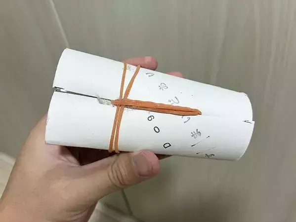トイレットペーパーの芯に輪ゴムをつけるだけ！　1分で作れた掃除アイテムが「優秀すぎる」