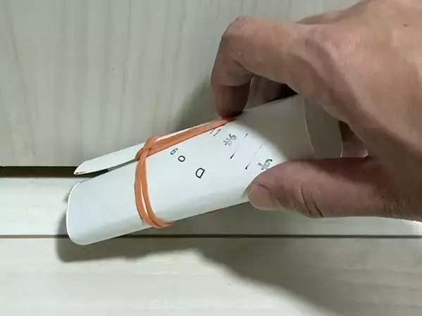 トイレットペーパーの芯に輪ゴムをつけるだけ！　1分で作れた掃除アイテムが「優秀すぎる」