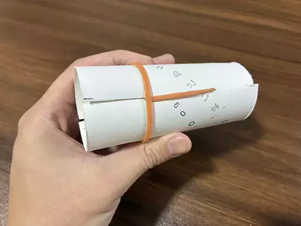 トイレットペーパーの芯に輪ゴムをつけるだけ！　1分で作れた掃除アイテムが「優秀すぎる」