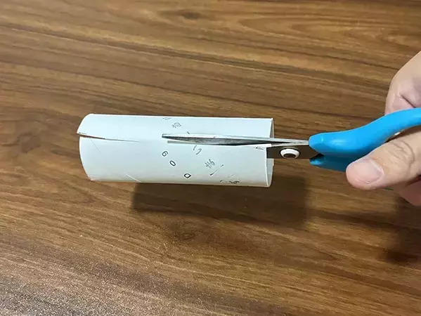 トイレットペーパーの芯に輪ゴムをつけるだけ！　1分で作れた掃除アイテムが「優秀すぎる」