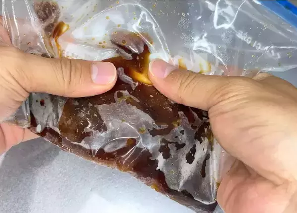 『冷やし中華のスープ』をジッパー袋に入れて？　完成品に「食感がいい」「箸が進む！」