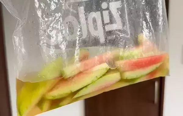 スイカを食べたら『皮』は取っておいて！　ジッパー袋に入れて30分後…「夏にぴったり」「もう捨てない！」
