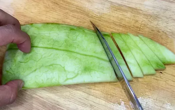 スイカを食べたら『皮』は取っておいて！　ジッパー袋に入れて30分後…「夏にぴったり」「もう捨てない！」