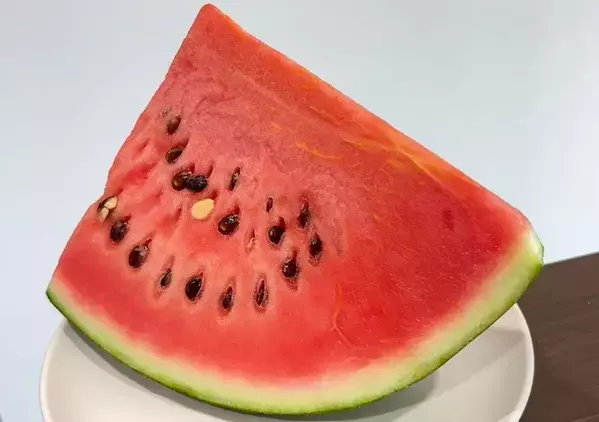 スイカを食べたら『皮』は取っておいて！　ジッパー袋に入れて30分後…「夏にぴったり」「もう捨てない！」