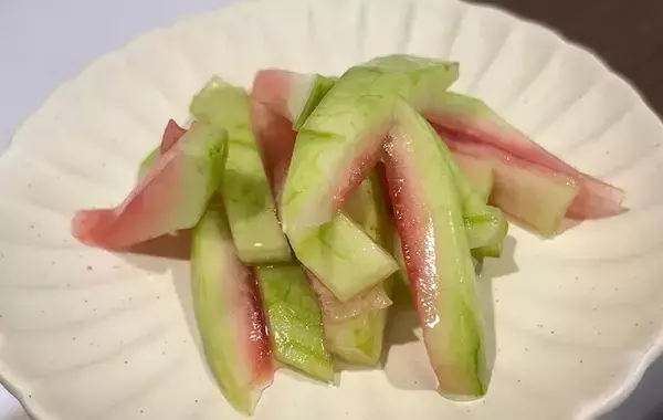 スイカを食べたら『皮』は取っておいて！　ジッパー袋に入れて30分後…「夏にぴったり」「もう捨てない！」