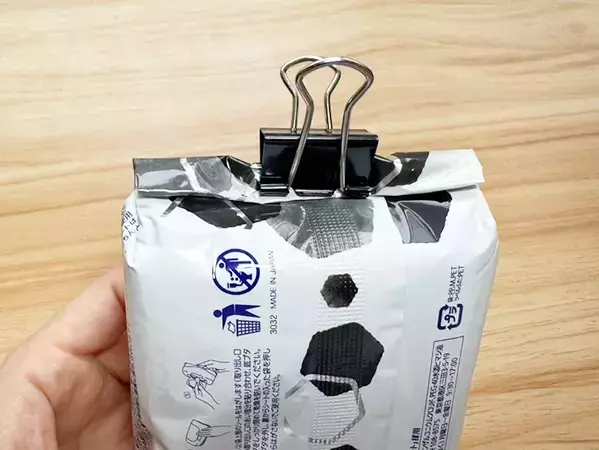 ダブルクリップで除菌シート挟んでみて！　クルクル巻いたら…
