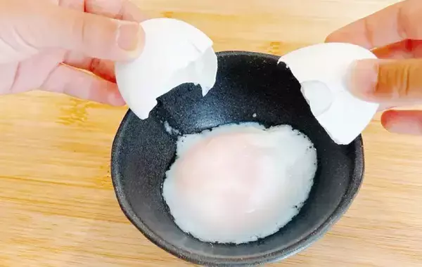 温泉卵、そのまま割らないで！　食べる前の『10回フリフリ』で白身がスルッと出る裏ワザ