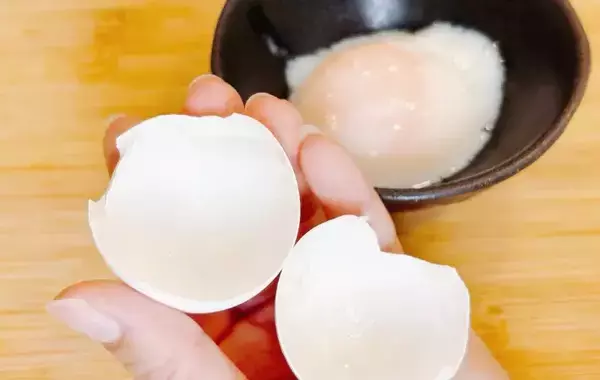 温泉卵、そのまま割らないで！　食べる前の『10回フリフリ』で白身がスルッと出る裏ワザ