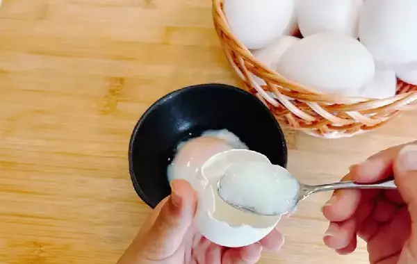 温泉卵、そのまま割らないで！　食べる前の『10回フリフリ』で白身がスルッと出る裏ワザ