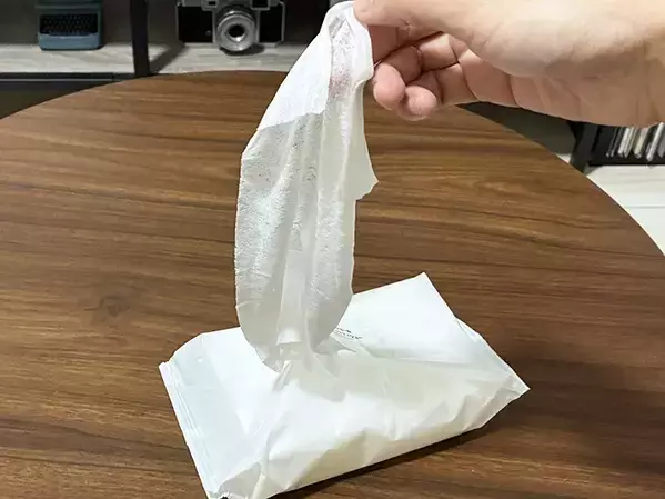 ウェットシートに輪ゴム1本を巻いたら？　プチストレスを解消する方法に「早く知りたかった」