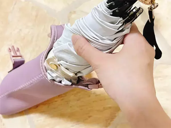 ペットボトルカバーの『じゃない使い方』　折り畳み傘を入れると…「持っててよかった」