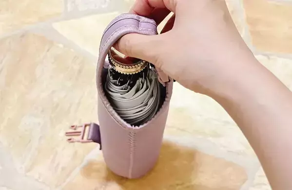 ペットボトルカバーの『じゃない使い方』　折り畳み傘を入れると…「持っててよかった」