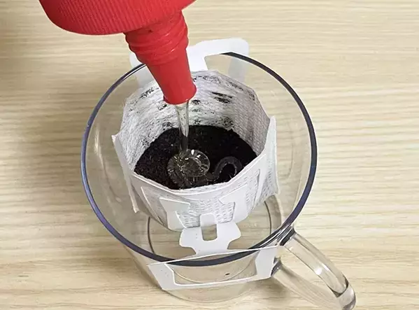コーヒー粉に直接かけてみて！　抽出前の一工夫に「マイルドな味わいに」「冷めてもおいしい」