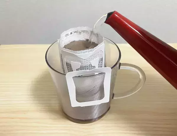 コーヒー粉に直接かけてみて！　抽出前の一工夫に「マイルドな味わいに」「冷めてもおいしい」