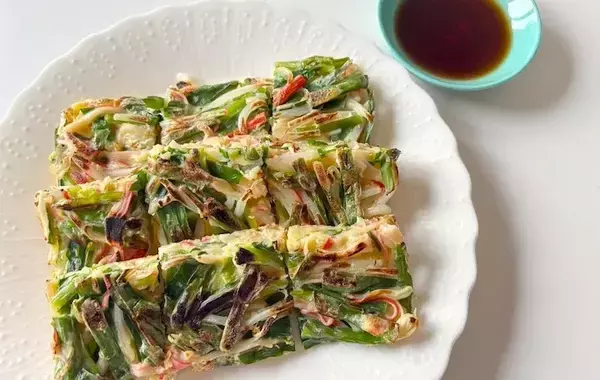 カニカマ、ニラ、モヤシを入れて…玉子焼き器で作ったものがこちら