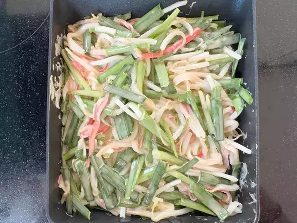 カニカマ、ニラ、モヤシを入れて…玉子焼き器で作ったものがこちら