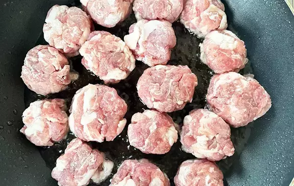 豚こまをゴルフボールみたいに丸めて…　できたものに「新定番になりそう」