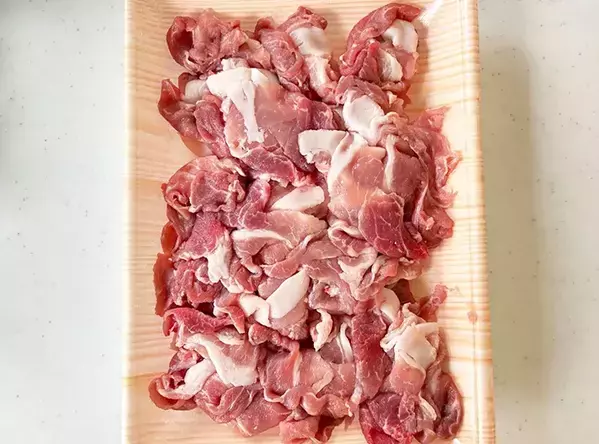 豚こまをゴルフボールみたいに丸めて…　できたものに「新定番になりそう」