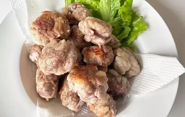 豚こまをゴルフボールみたいに丸めて…　できたものに「新定番になりそう」
