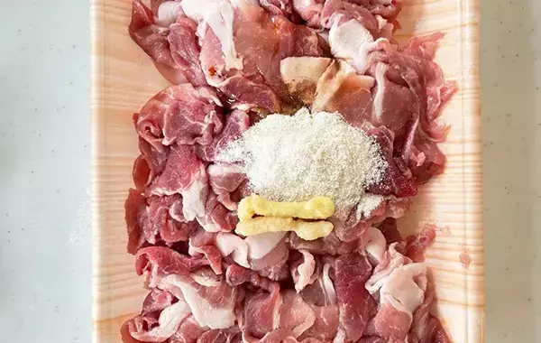 豚こまをゴルフボールみたいに丸めて…　できたものに「新定番になりそう」