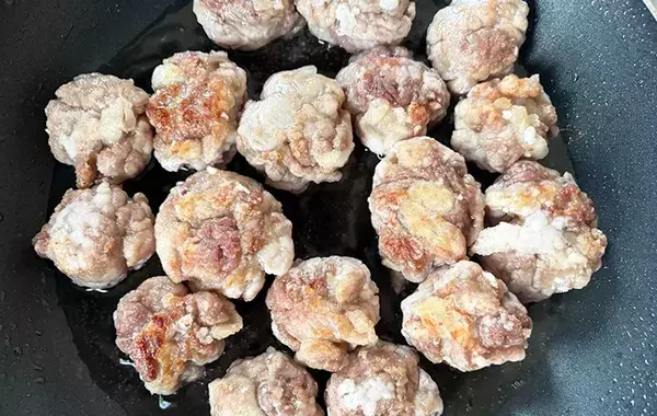 豚こまをゴルフボールみたいに丸めて…　できたものに「新定番になりそう」