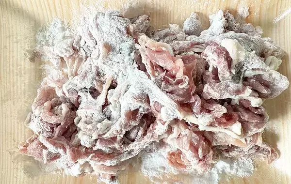 豚こまをゴルフボールみたいに丸めて…　できたものに「新定番になりそう」
