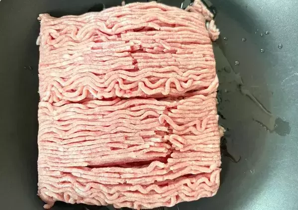 パックごとドーンと入れればあっという間！「週1作りたい」『ピーマンの肉詰め風』