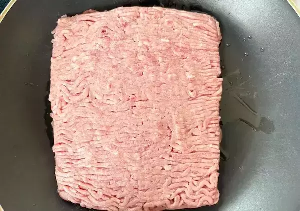 パックごとドーンと入れればあっという間！「週1作りたい」『ピーマンの肉詰め風』