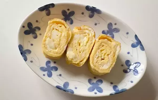 玉子焼きに『2個』入れるだけ！　クリーミーさがアップする具材に「夫が週3で作ってる」