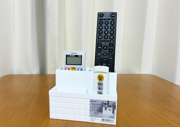 リモコンを立てるだけじゃもったいない！　100均リモコンスタンドの『じゃない使い方』が感動