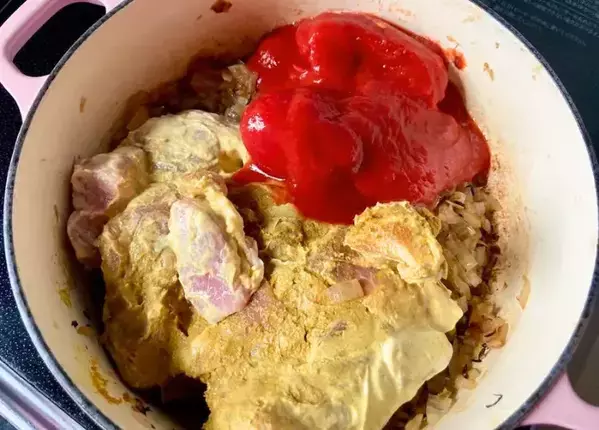 ヨーグルトに1時間漬けた豚肉をカレーに入れると？「驚くほどやわらかい」