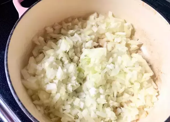 ヨーグルトに1時間漬けた豚肉をカレーに入れると？「驚くほどやわらかい」