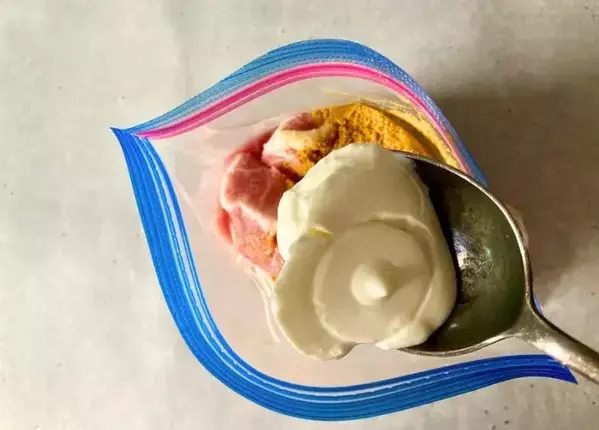 ヨーグルトに1時間漬けた豚肉をカレーに入れると？「驚くほどやわらかい」