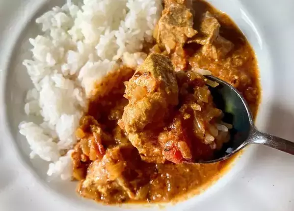 ヨーグルトに1時間漬けた豚肉をカレーに入れると？「驚くほどやわらかい」
