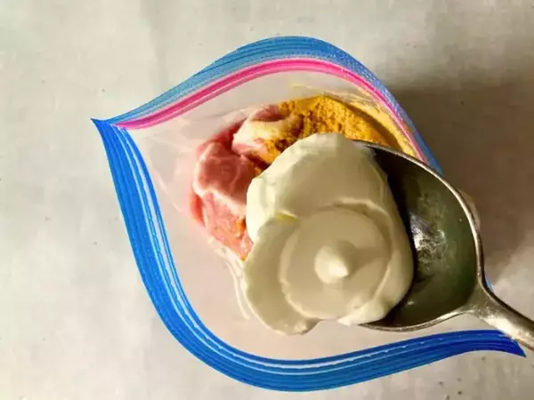 ヨーグルトに1時間漬けた豚肉をカレーに入れると？「驚くほどやわらかい」