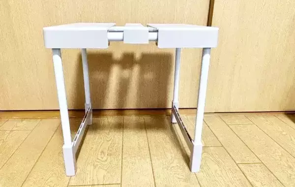 『ダイソー』の収納グッズを2つ使うだけ！　シンク下が快適になる活用ワザに「奥まで見えた」「カビにくい」