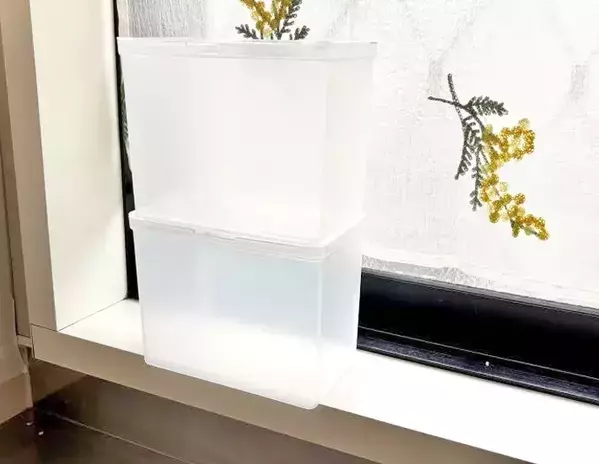 『ダイソー』の収納グッズを2つ使うだけ！　シンク下が快適になる活用ワザに「奥まで見えた」「カビにくい」