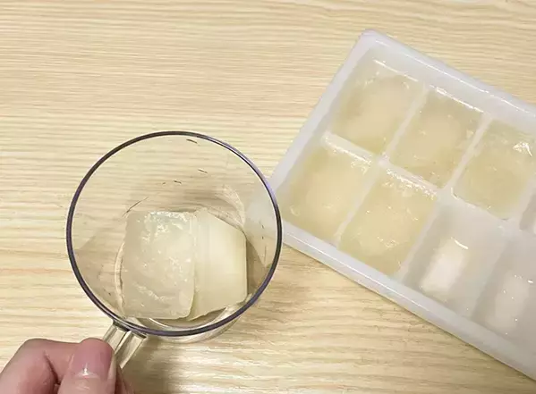 まだ普通の氷使ってる？　グラスに『黄色の氷』を2個入れて、炭酸飲料を注ぐと…