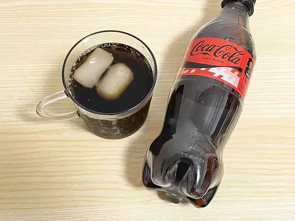 まだ普通の氷使ってる？　グラスに『黄色の氷』を2個入れて、炭酸飲料を注ぐと…