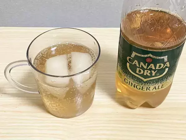 まだ普通の氷使ってる？　グラスに『黄色の氷』を2個入れて、炭酸飲料を注ぐと…