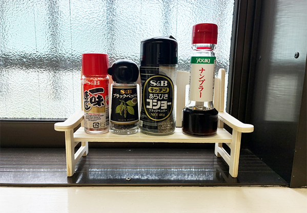 インテリアだけで終わらせない！　ダイソーの『小さな椅子』の思わぬ活用法に「意外と実用的」