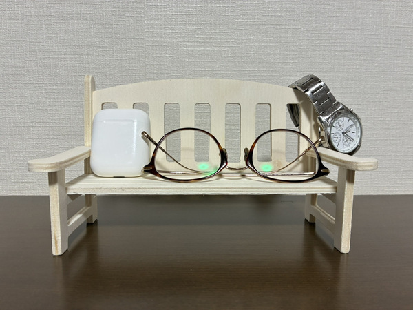 インテリアだけで終わらせない！　ダイソーの『小さな椅子』の思わぬ活用法に「意外と実用的」