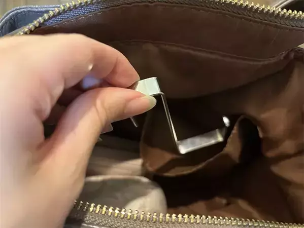 トイレに荷物置き場がない！　ダイソー「角S型フック」で一瞬で解決する方法