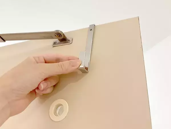 トイレに荷物置き場がない！　ダイソー「角S型フック」で一瞬で解決する方法
