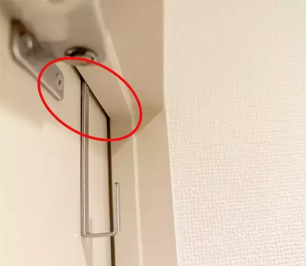 トイレに荷物置き場がない！　ダイソー「角S型フック」で一瞬で解決する方法