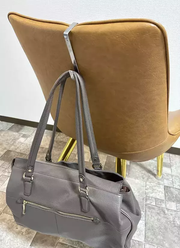 トイレに荷物置き場がない！　ダイソー「角S型フック」で一瞬で解決する方法
