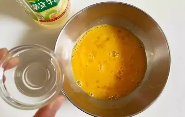 玉子焼きに『小さじ1杯』入れてみて！　意外な調味料に「いつもよりふわふわ」