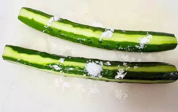 食べた夫が「10本はいける！」　冷やしキュウリの味を決めた『小さじ2杯』
