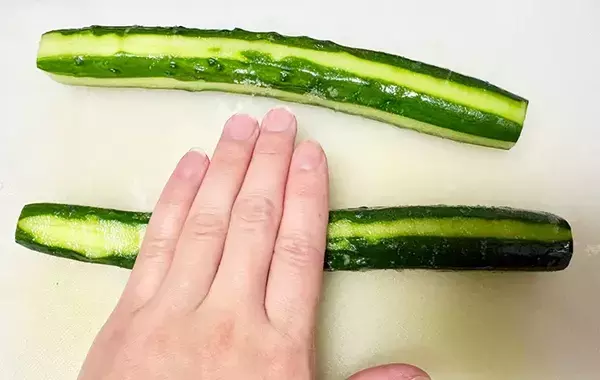 食べた夫が「10本はいける！」　冷やしキュウリの味を決めた『小さじ2杯』